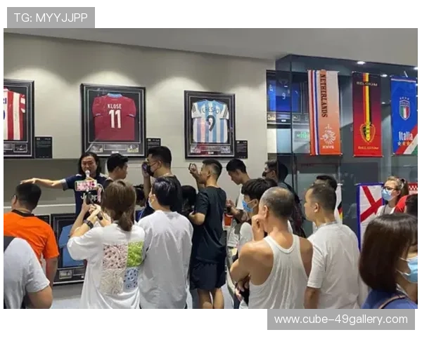 球星温情赠送签名球衣与足球引发球迷热烈互动与感动时刻 球星温情赠送签名球衣与足球引发球迷热烈互动与感动时刻