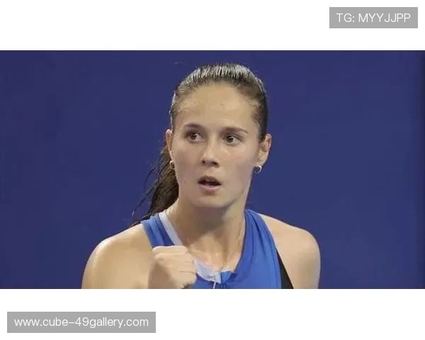 足球巨星同框互动罕见画面 球迷见面视频引发热烈讨论