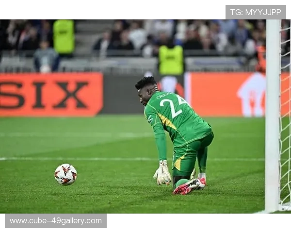 足球明星强力射门瞬间踢破球场护网震撼场面高清捕捉