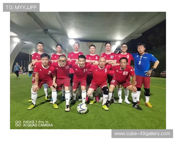 足球球星握笔瞬间展现绿茵场外独特风采与别样魅力